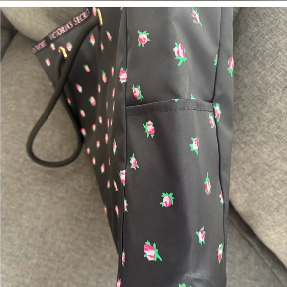 NWT Victorias Secret REVERSIBLE Tote Bag BLACK with Rose Graphic/Stripes - Picture 8 of 8